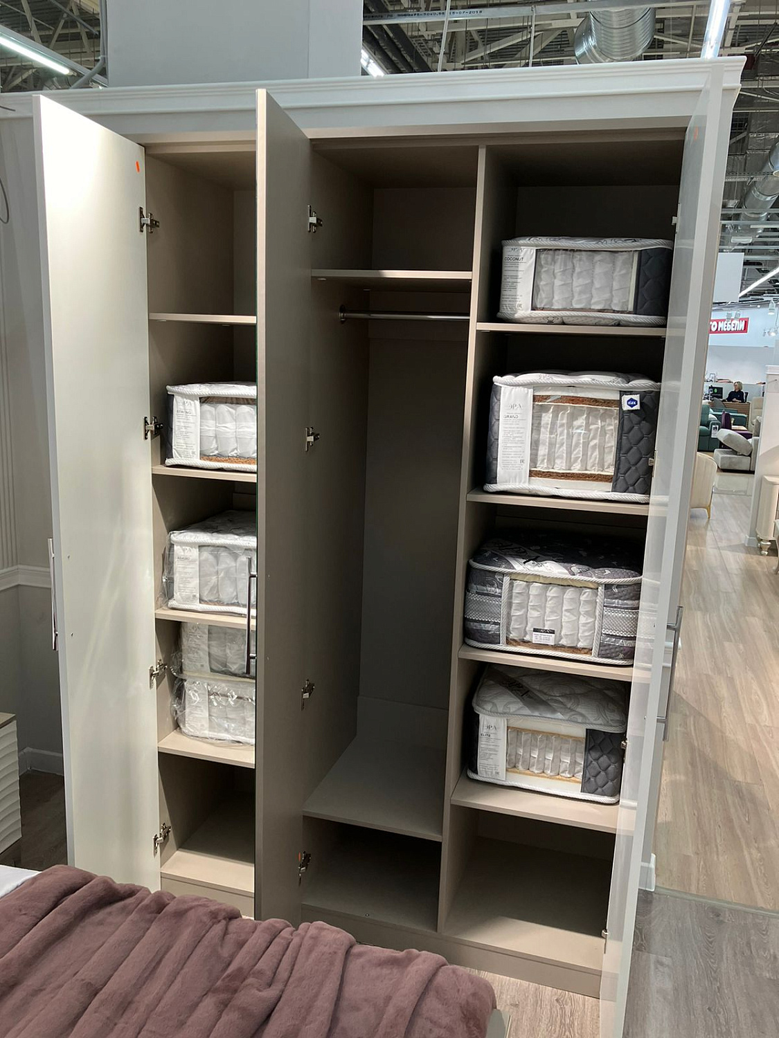 Шкаф Гравита 3-дверный белый глянец