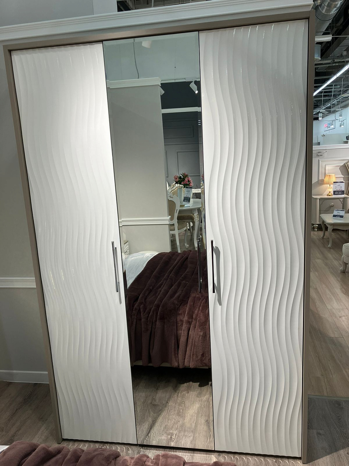 Шкаф Гравита 3-дверный белый глянец