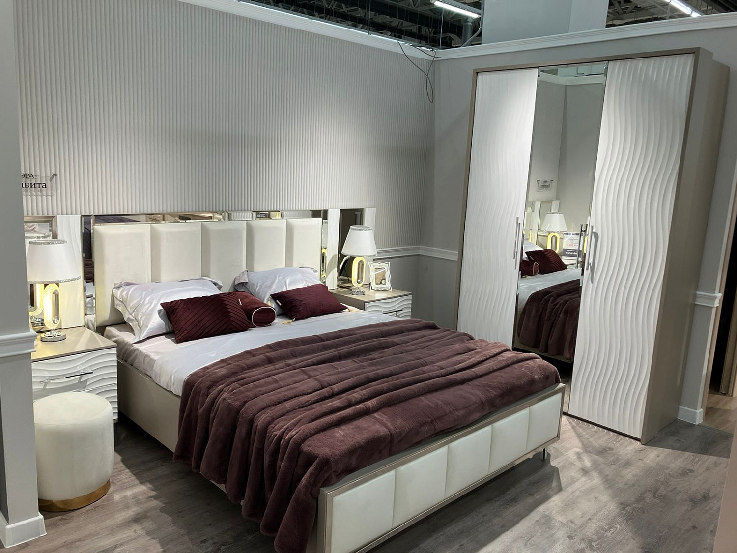 Шкаф Гравита 3-дверный белый глянец